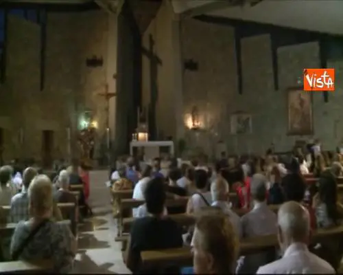 Ucciso in discoteca, veglia per Niccolò a Scandicci. La chiesa gremita di giovani