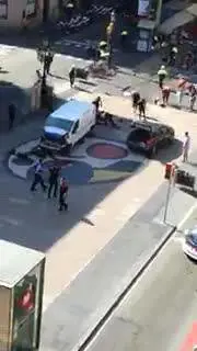 Barcellona, furgone si schianta sulle Ramblas