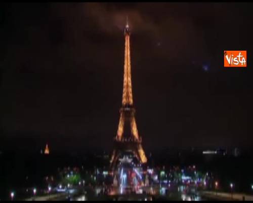 Parigi rende omaggio a vittime attentato. Barcellona spegnendo la torre Eiffel