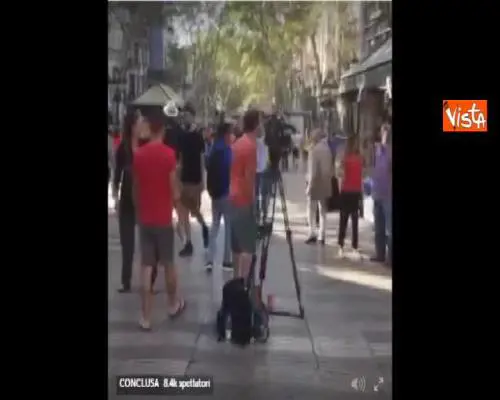Las Ramblas il giorno dopo l'attentato, si cerca di tornare alla normalità