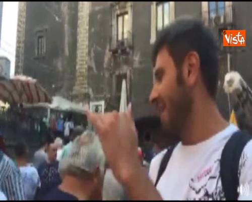 Di Battista gira video a mercato Catania, ma ambulanti devono passare e gli chiedono di spostarsi