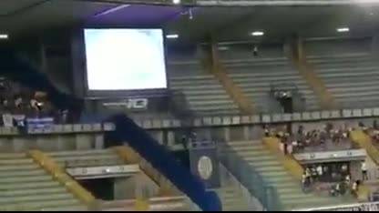 Tifosi del Verona urlano "scimmia" ai giocatori del Napoli