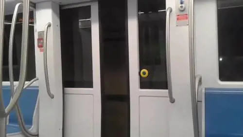 Il treno della Metro B di Roma che viaggia a porte aperte