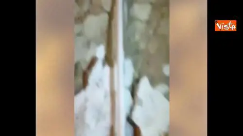 Terremoto a Ischia, folla spaventata in strada tra le case danneggiate