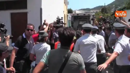 Terremoto Ischia, salvato Ciro l'ultimo bambino rimasto tra le macerie, tra gli applausi della folla