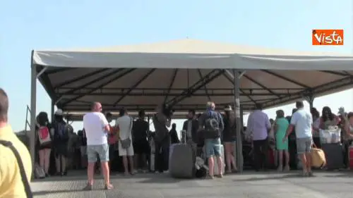 Terremoto Ischia, turisti lasciano l'isola in anticipo: tanta paura, abbiamo dormito all'aperto