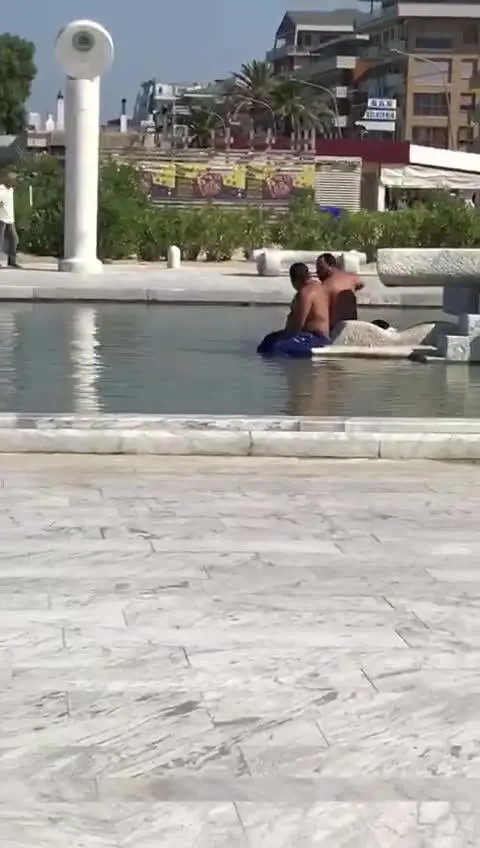 Pescara, uomini fanno il bagno nella "Nave" di Cascella