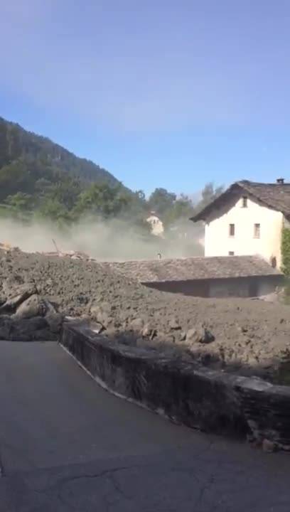 Svizzera, frana in Val Bregaglia: 200 sfollati e strada chiusa