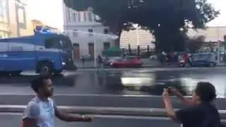 Sgombero Roma, immigrati respinti con gli idranti