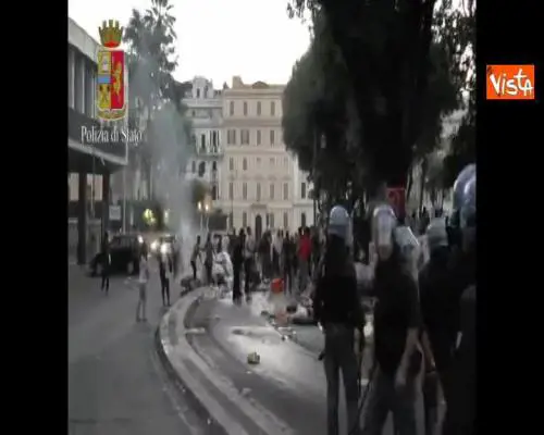 Migranti sgomberati a piazza Indipendenza a Roma, usati idranti