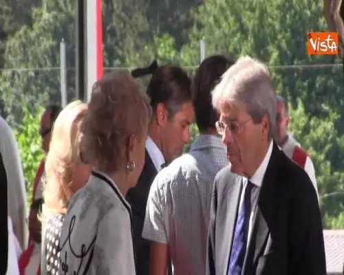 Amatrice, Gentiloni saluta i familiari delle vittime del sisma alla messa di commemorazione