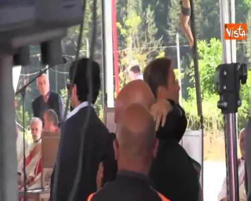 Amatrice, lungo abbraccio tra Pirozzi e Curcio alla messa di commemorazione per le vittime del sisma