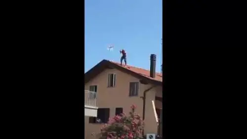 Jesolo, algerino si getta dal tetto