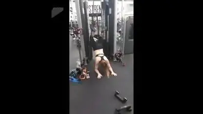 Fa l'esercizio in palestra e i pantaloni le scivolano via
