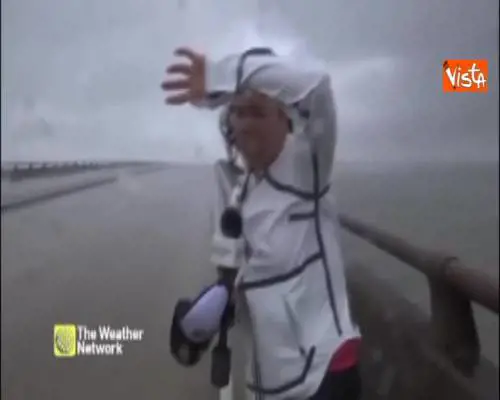 Uragano Harvey, la giornalista travolta dal vento cerca comunque di fare il collegamento