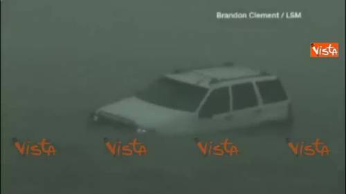 Uragano Harvey, una macchina bloccata in mezzo a un fiume di acqua