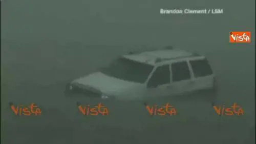 Uragano Harvey, una macchina bloccata in mezzo a un fiume di acqua