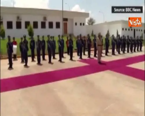 Libia, Boris Johnson a Bengasi: la banda suona l'inno, ma la performance non è delle migliori