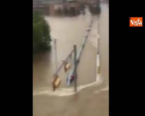 Uragano Harvey, città allagate e c'è chi gira sulle moto d'acqua