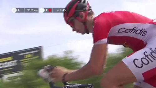 Ciclista si toglie sassolino dalla scarpa continuando a pedalare