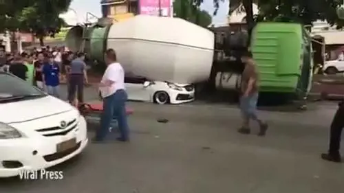 Filippine, betoniera si rovescia e schiaccia auto: all'interno famiglia di 5