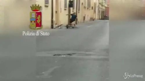 Inneggia ad Allah e prende a calci la porta della prefettura 