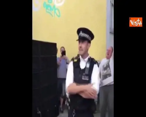 Londra, il poliziotto non resiste al ritmo e si scatena conquistando la folla