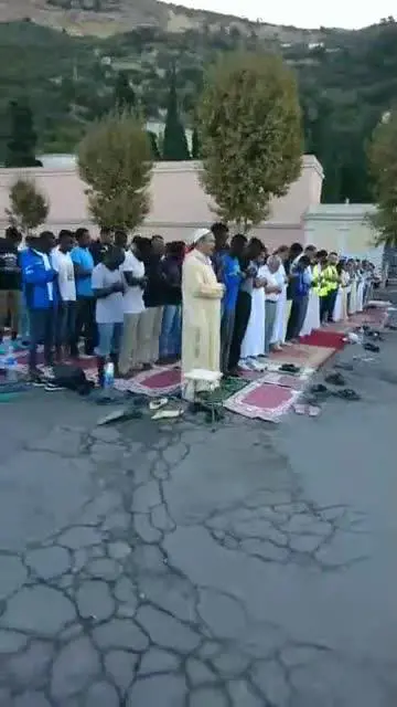 Gli islamici pregano davanti al cimitero di Ventimiglia