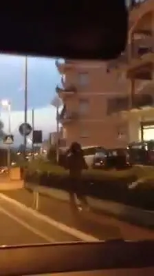 Immigrato corre nudo per le strade di Macerata