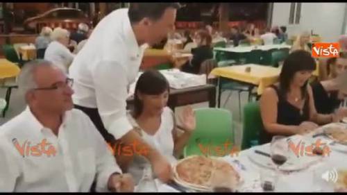 Renzi in versione cameriere: serve la pizza alla Festa dell'Unità