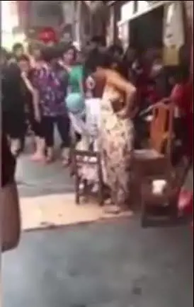 Partorisce in strada e poi torna a casa