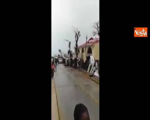 Irma, le auto accartocciate una sull'altra dopo l'uragano