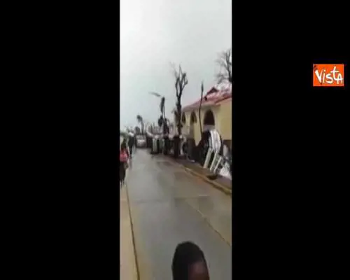 Irma, le auto accartocciate una sull'altra dopo l'uragano