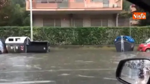 Maltempo Roma, strade e sottopassaggi si trasformano in fiumi