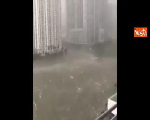 Irma, il mare scavalca la diga di Miami e invade le strade
