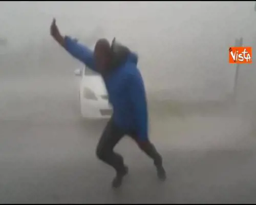  Irma, il meteorologo sfida l'uragano e per poco non viene trascinato via