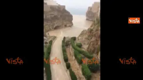 Polignano a Mare, fiume d'acqua nella spiaggia famosa per i tuffi