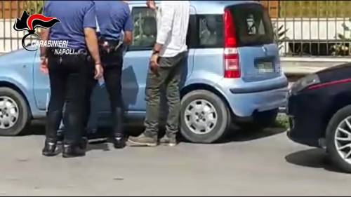 Denuncia il parcheggiatore abusivo e lo fa arrestare: il momento del fermo