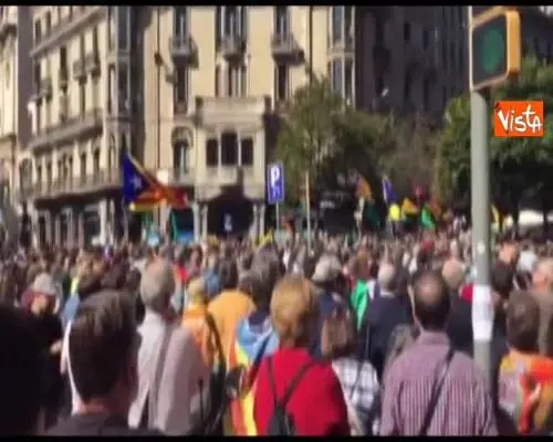 Catalogna, Guardia civil arresta 12 ministri locali: folla in piazza protesta