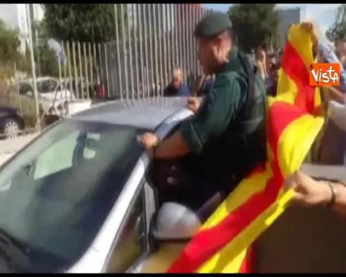 Catalogna, indipendentisti provano a fermare la Guardia Civil durante un arresto