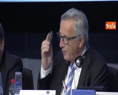 Juncker parla a conferenza ma squilla il telefono: "Scusate, mia moglie". E risponde