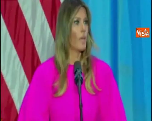 Melania Trump e il discorso sul bullismo all'Onu. Ma sui social si parla del suo abito fucsia