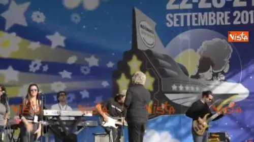 Grillo canta dal palco di Rimini per le prove mattutine, il pubblico lo applaude