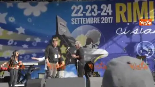Grillo canta e dice agli attivisti: "Mettetevi davanti le telecamere altrimenti ci bruciano il pezzo"