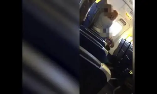 Momenti hot sul volo Ryanair