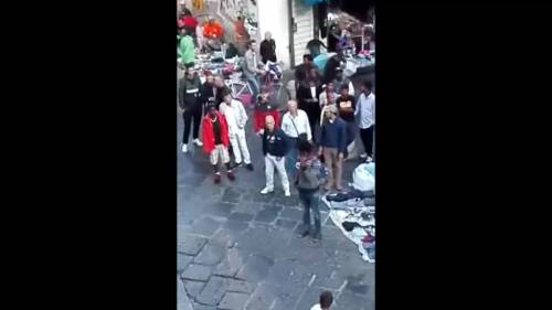 Aggressione dei poliziotti a Napoli: le immagini del caos