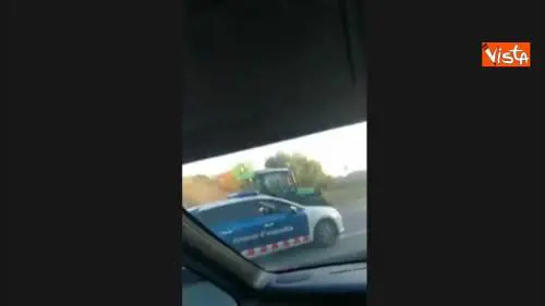 Referendum Catalogna, trattori indipendentisti arrivano a Barcellona per bloccare le strade