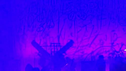Marilyn Manson schiacciato da scenografia durante il concerto