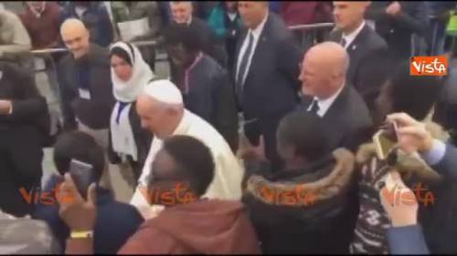 Papa Francesco visita l'hub dei migranti