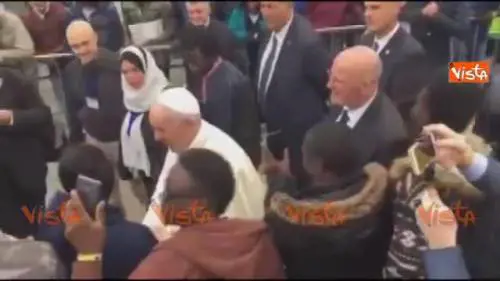 Papa Francesco visita l'hub dei migranti